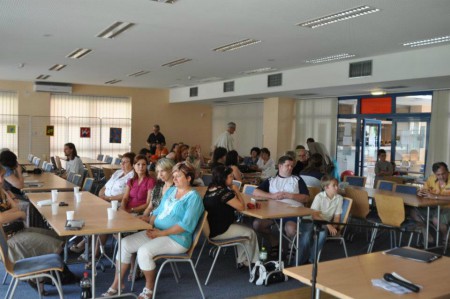 Kuk do sálu před obědem...